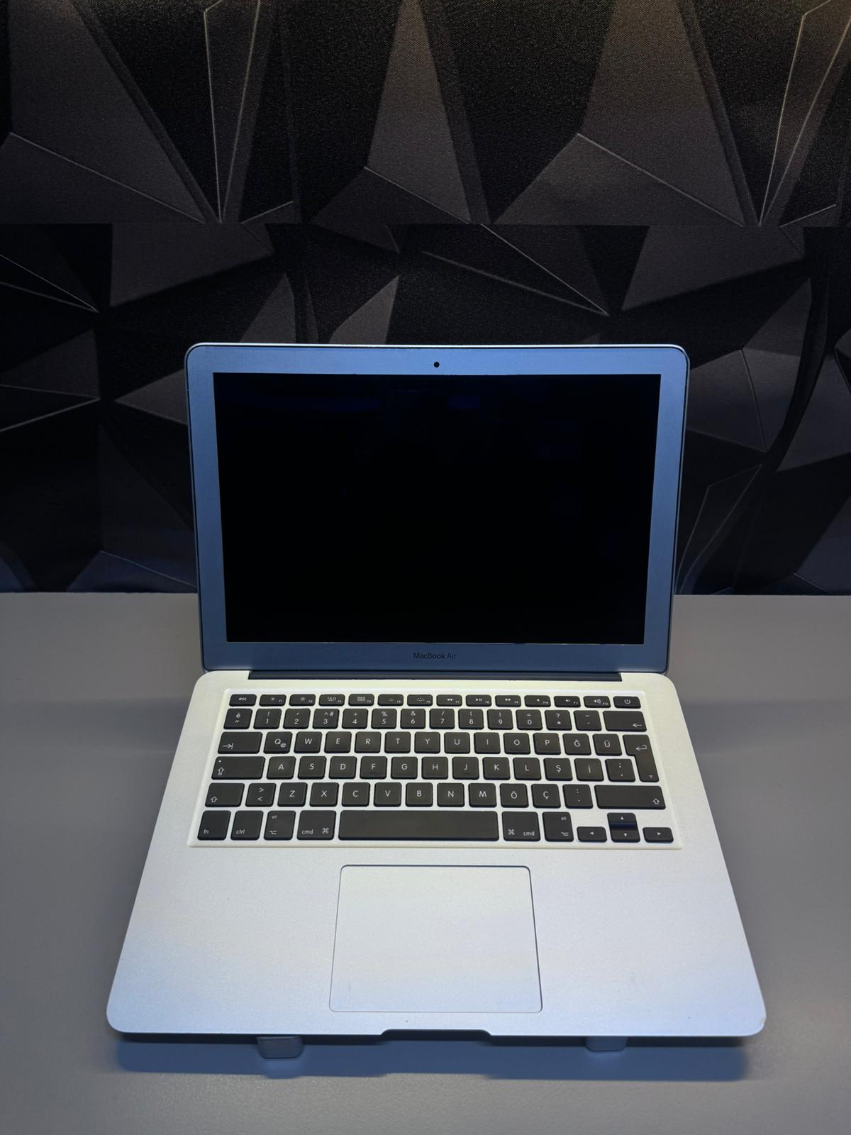 MACBOOK AİR 2011/4GB/120 GB SSD/Intel HD Graphics/13.3