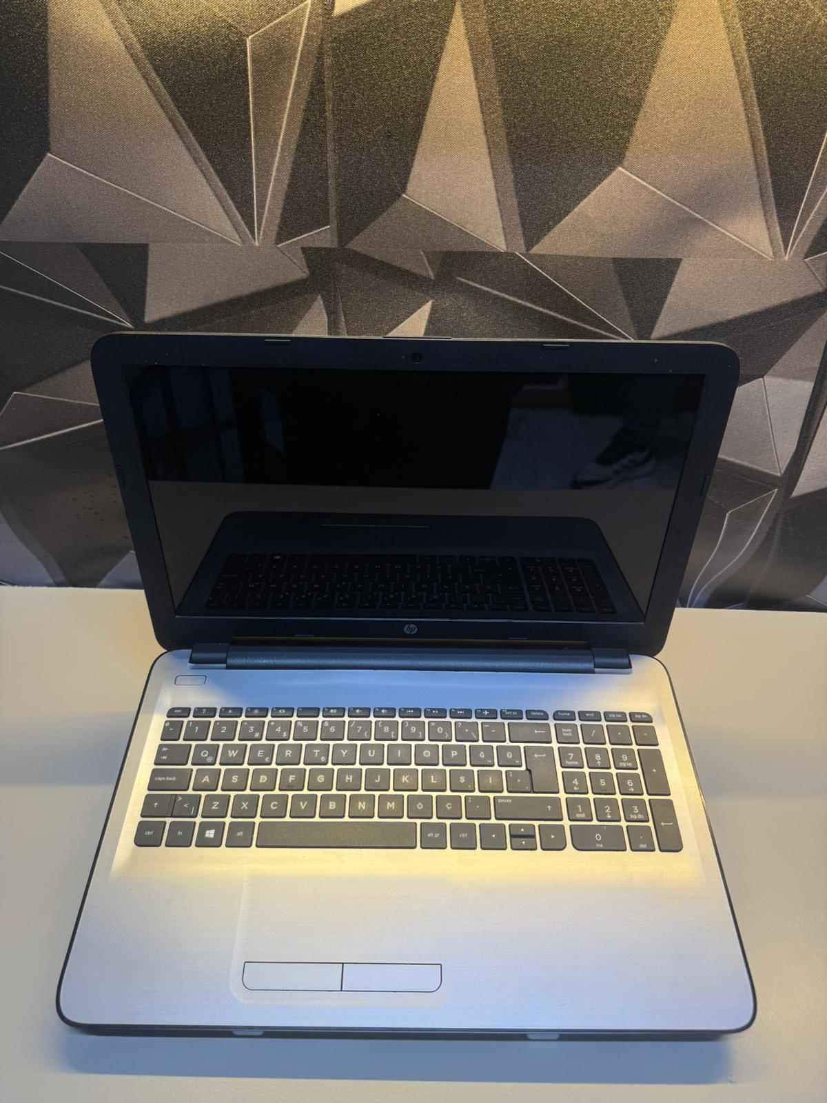 HP PAVILION AMD A8-7.NESİL/4GB/256 GB SSD/R5 M330 EKRAN KARTI/15.6