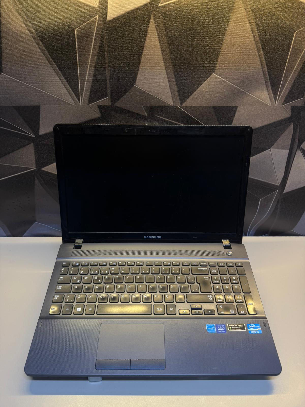 SAMSUNG İ5-3.NESİL/8GB/120 GB SSD/INTEL HD GRAPHİCS/15.6